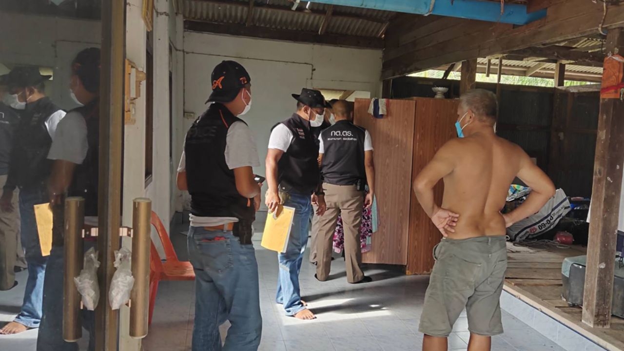 ตร.ค้นบ้าน ผญบ.ปืนโหดไม่พบของผิด ก.ม. นอภ.พิจารณาให้หยุดปฏิบัติหน้าที่