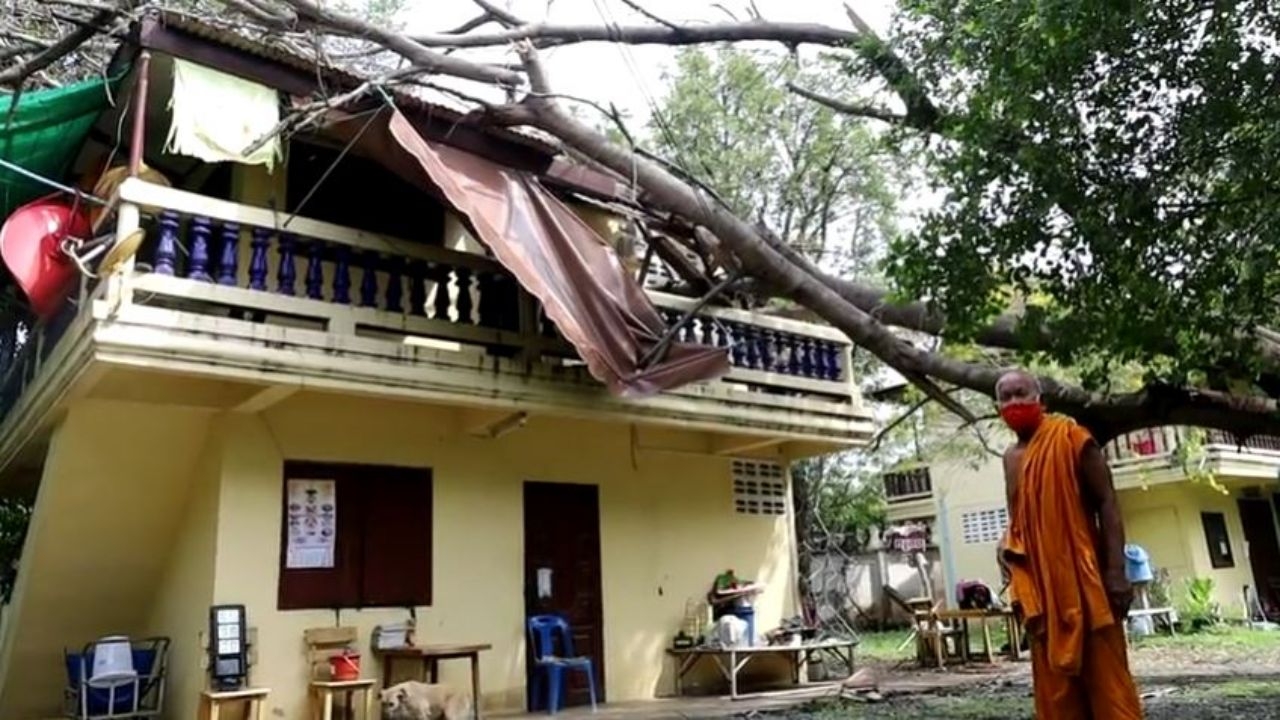 รุดช่วยหลวงตา โดนพายุถล่มวัดที่อยุธยา ต้นไม้โค่นทับกุฏิพังเจ็บเล็กน้อย