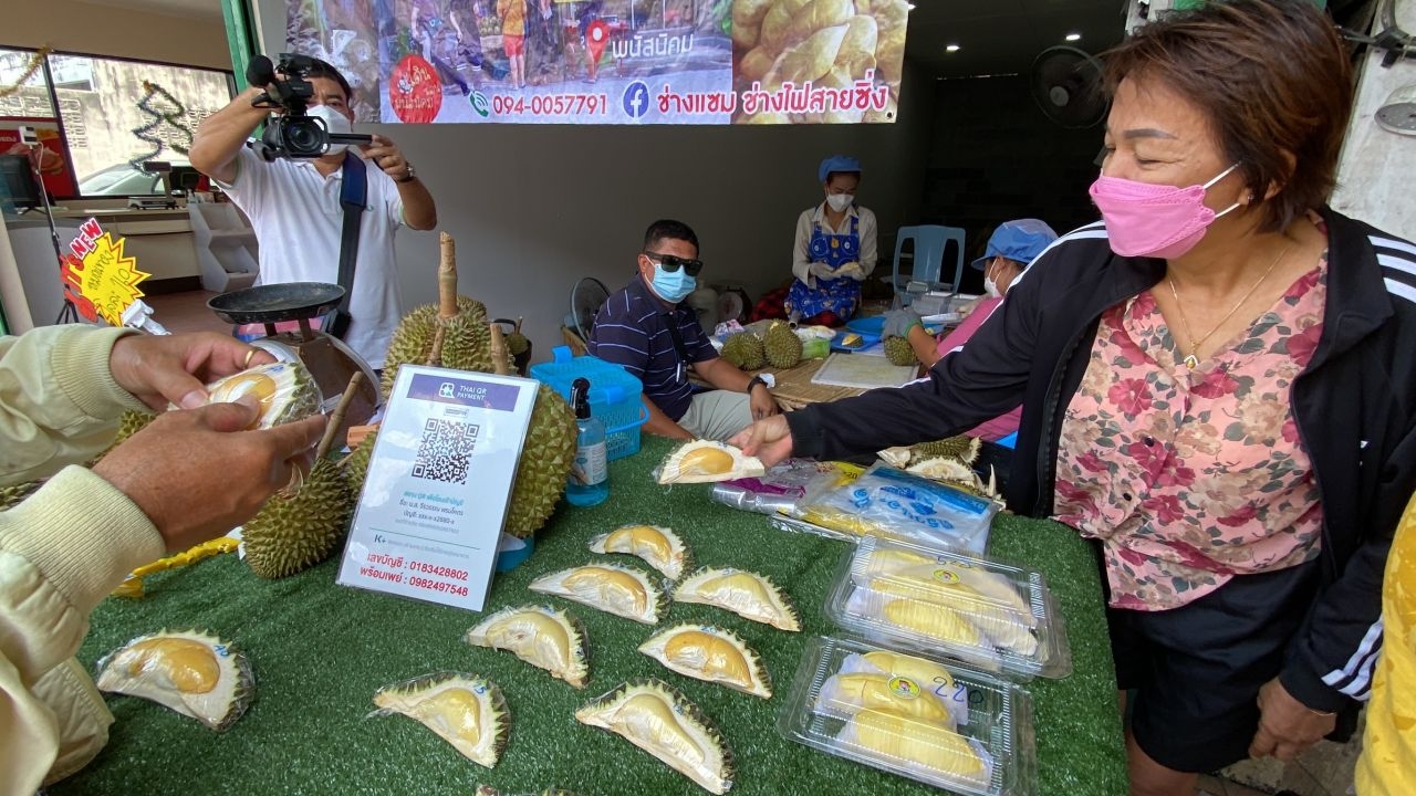 คนพนัสนิคมแห่เข้าร้านทุเรียน 5 แยกวัดพลับ เจ้าของใจดีแกะขายเริ่มพูละ 10 บาท