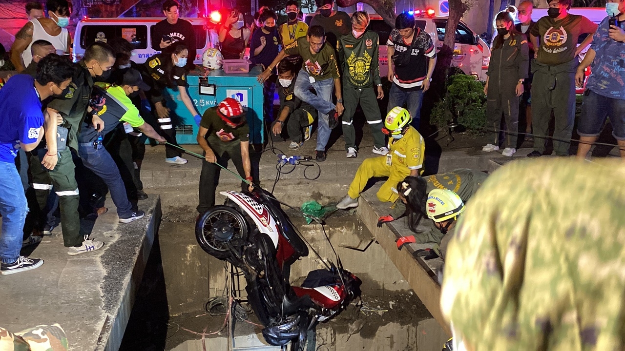 หนุ่มควบ จยย.ตกท่อร้อยสายไฟใต้ดินลึก 10 เมตรบาดเจ็บสาหัส