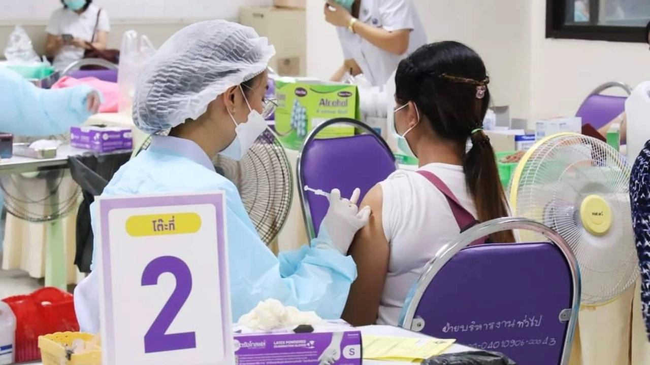 กทม. ขยายเวลาฉีดวัคซีนโควิด โรงพยาบาลในสังกัด 11 แห่ง ถึงสิ้นเดือน พ.ค. นี้