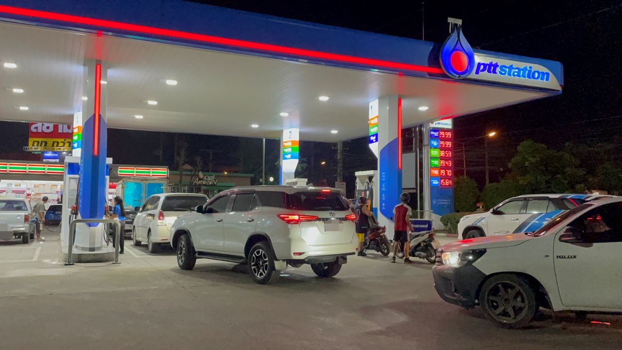 ดีเซลขึ้น 2 บาท ชาวบ้านขับรถต่อคิวเติมที่ปั๊มย่านคลอง 7 จนการจราจรติดขัด