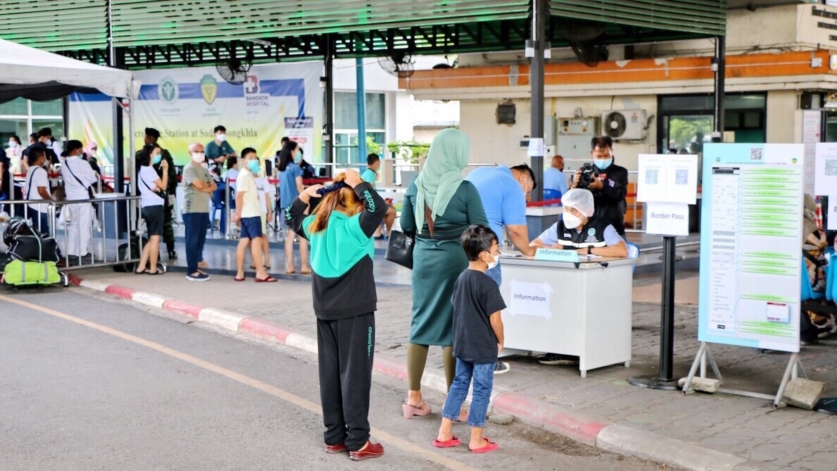 ด่านสะเดาคึกคัก นักท่องเที่ยว-ชาวไทยในมาเลย์ ผ่านแดนกว่าพันคน  