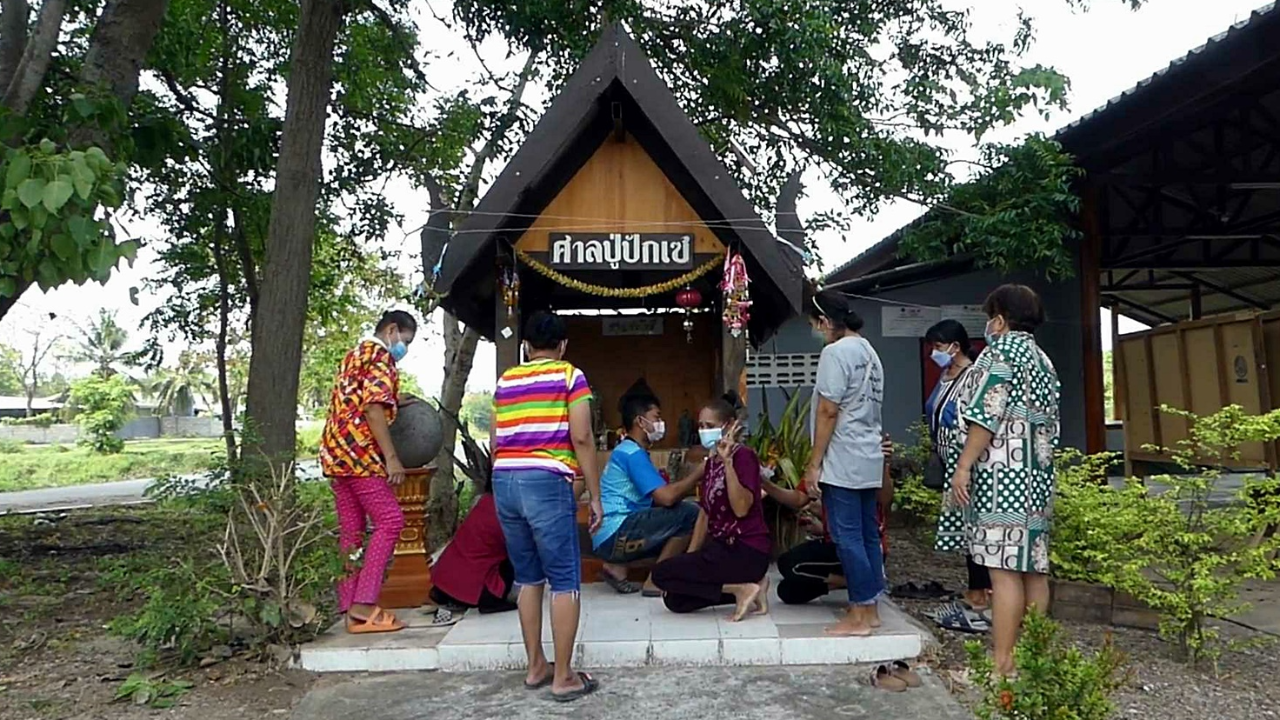 คอหวยขอ "เลขเด็ด" ศาลปู่ปักเซ เชื่อให้โชคสมใจ เลื่องลือความเฮี้ยน