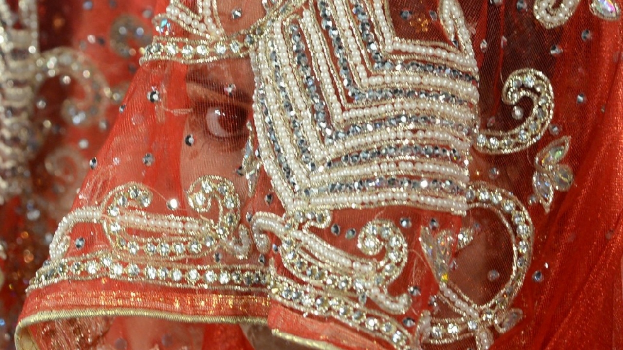 พ่อเจ้าสาวโกรธจัด ให้ลูกแต่งกับแขกแทน แค้นเจ้าบ่าวเมาแอ๋ มาถึงงานช้า 