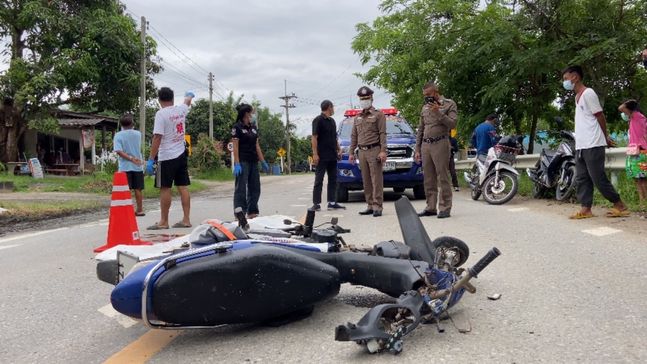 ระทึก 2 หนุ่มซิ่ง จยย.เบรกไม่อยู่ รถแหกโค้งชนสิบล้อ ดับ 1 เจ็บ 1