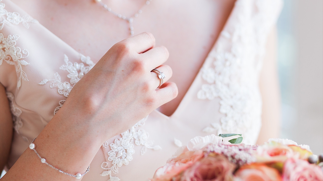 ผู้หญิงแต่งงานแล้วเปลี่ยนนามสกุล มีผลทำให้ชีวิตติดขัด ดวงตกอย่างไร? 