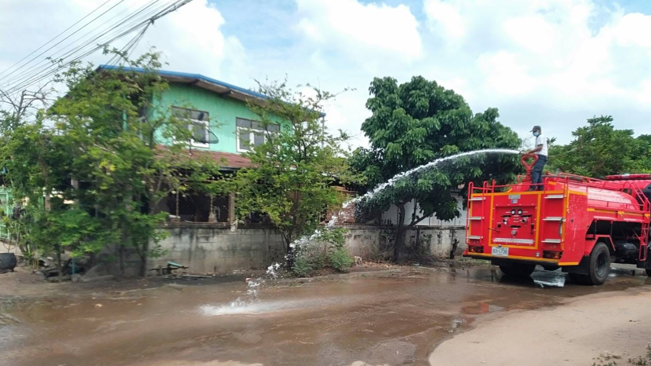 กลิ่นเหม็นตลบ "รถดูดส้วมเฉี่ยวกัน" ของเสียไหลนองถนน คาดปมแย่งลูกค้า