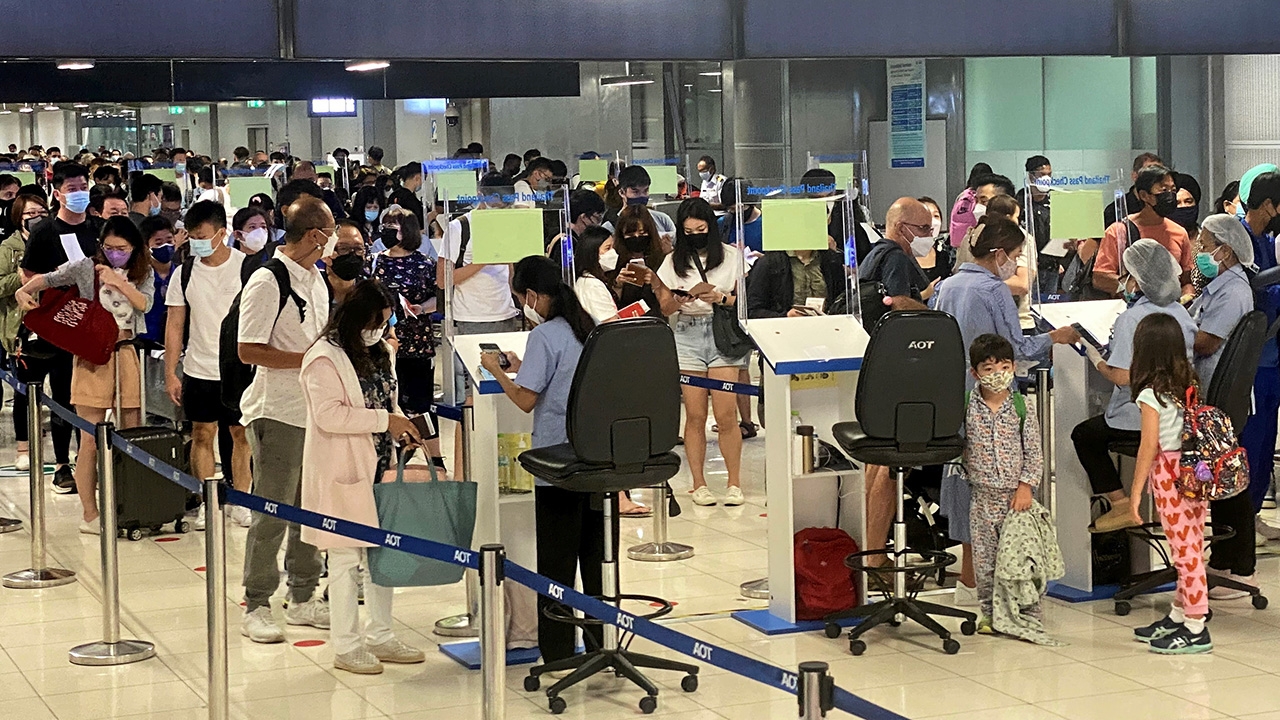 คลายล็อกโควิด ทำสุวรรณภูมิคึก วันเดียว 1.6 หมื่น ด่านสะเดาแน่น