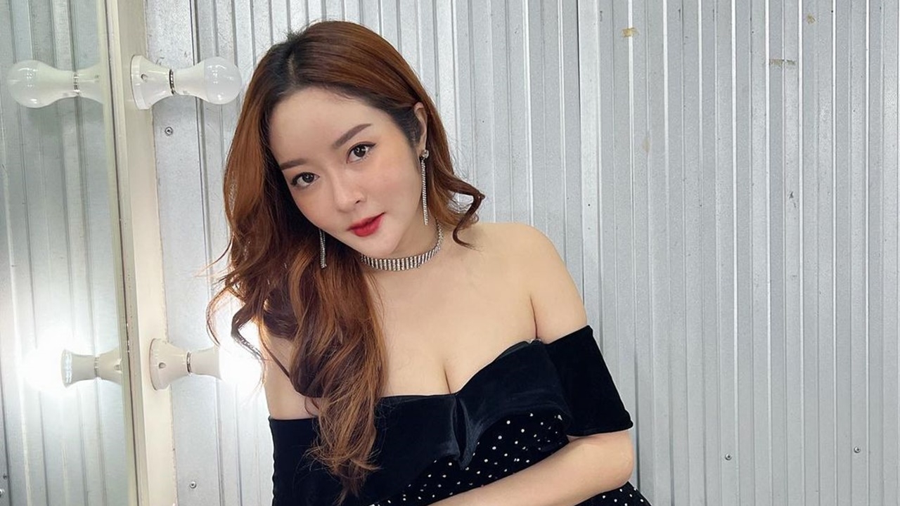 แก้มบุ๋ม ปรียาดา โพสต์แซ่บยืนรอสับ ชาวเน็ตแห่โยงอดีตคนรัก