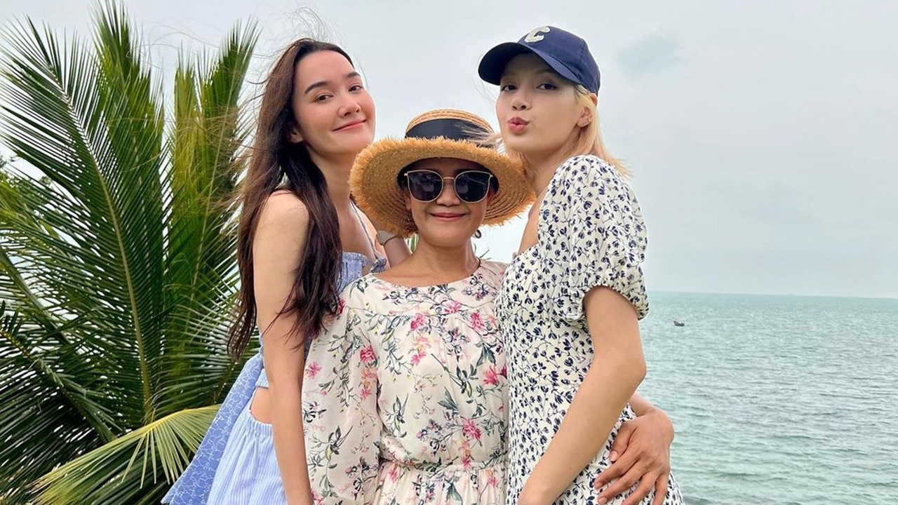 ชมความน่ารัก ลิซ่า Blackpink-เดียร์น่า เที่ยวทะเล ทริปนี้คุณแม่มาด้วย