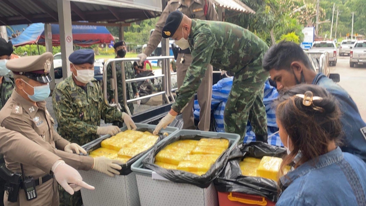 รวบหนุ่มขนยาบ้า 1 ล้านเม็ด ปะปนในลังแตงโม คาด่าน ตรวจฉี่พบสีม่วง