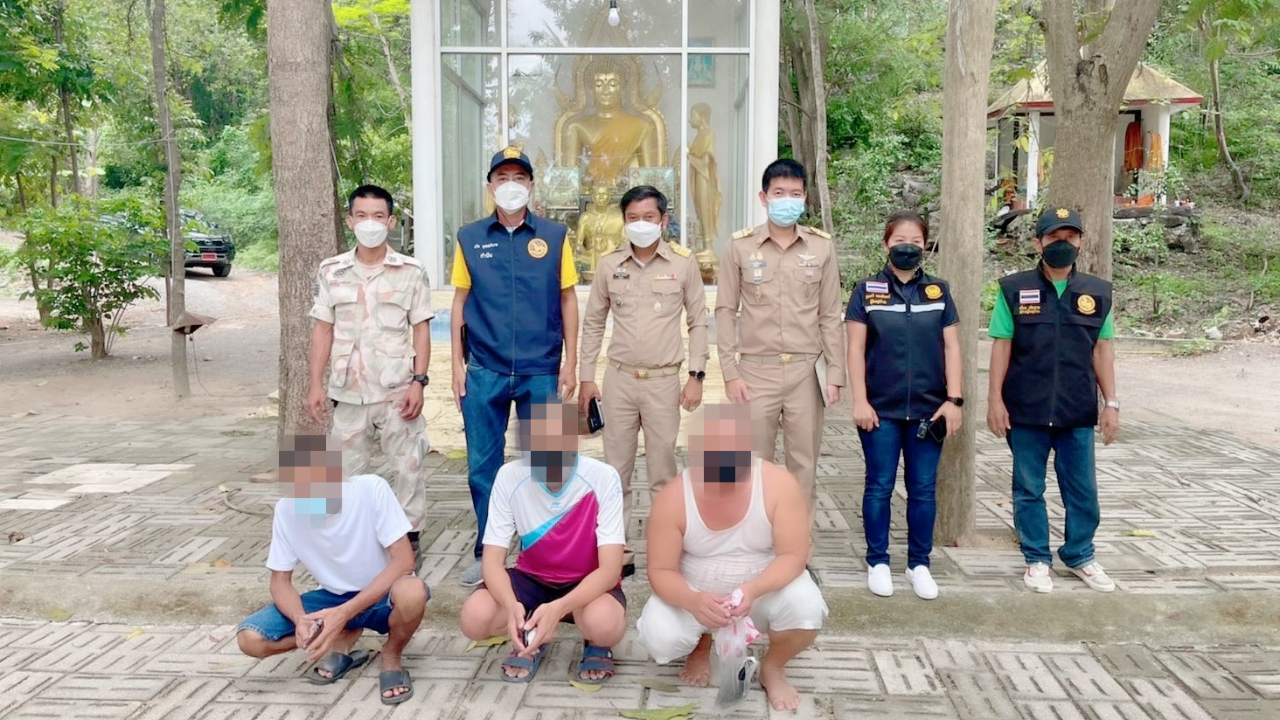 บุกวัดดังเมืองโอ่ง จับพระ 13 รูปตรวจฉี่ เจอสีม่วง 3 จับสึกมั่วสุมเสพยา