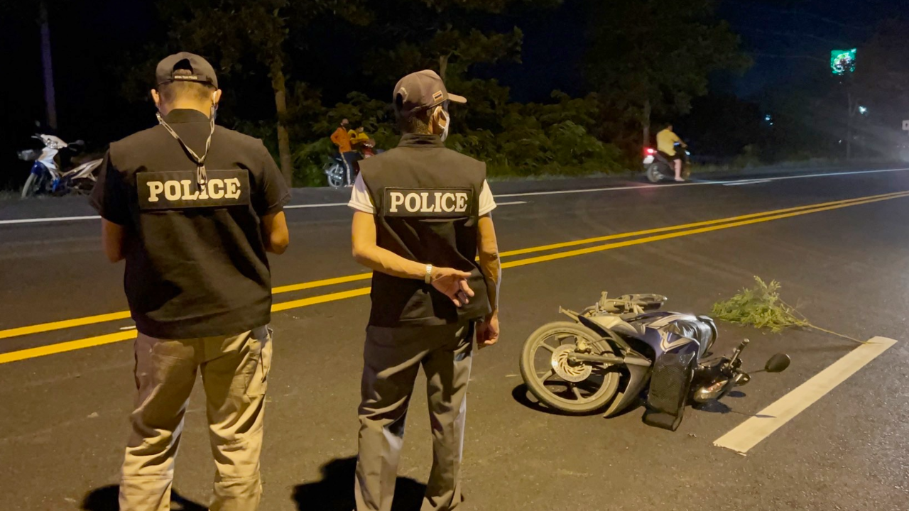 จยย.ดวงดับ ปาดหน้าคาจุดกลับรถ เก๋งชนตูมกระเด็นเจ็บหนัก-ไปตาย รพ.