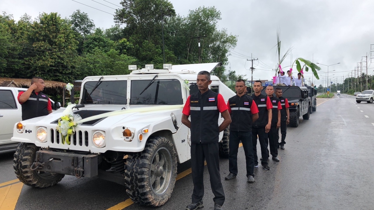 ฮือฮา ลูกชายนายกเล็ก ต.ลำไพล ใช้รถฮัมเมอร์ 8 คัน ขนเงินล้านแต่งเมีย