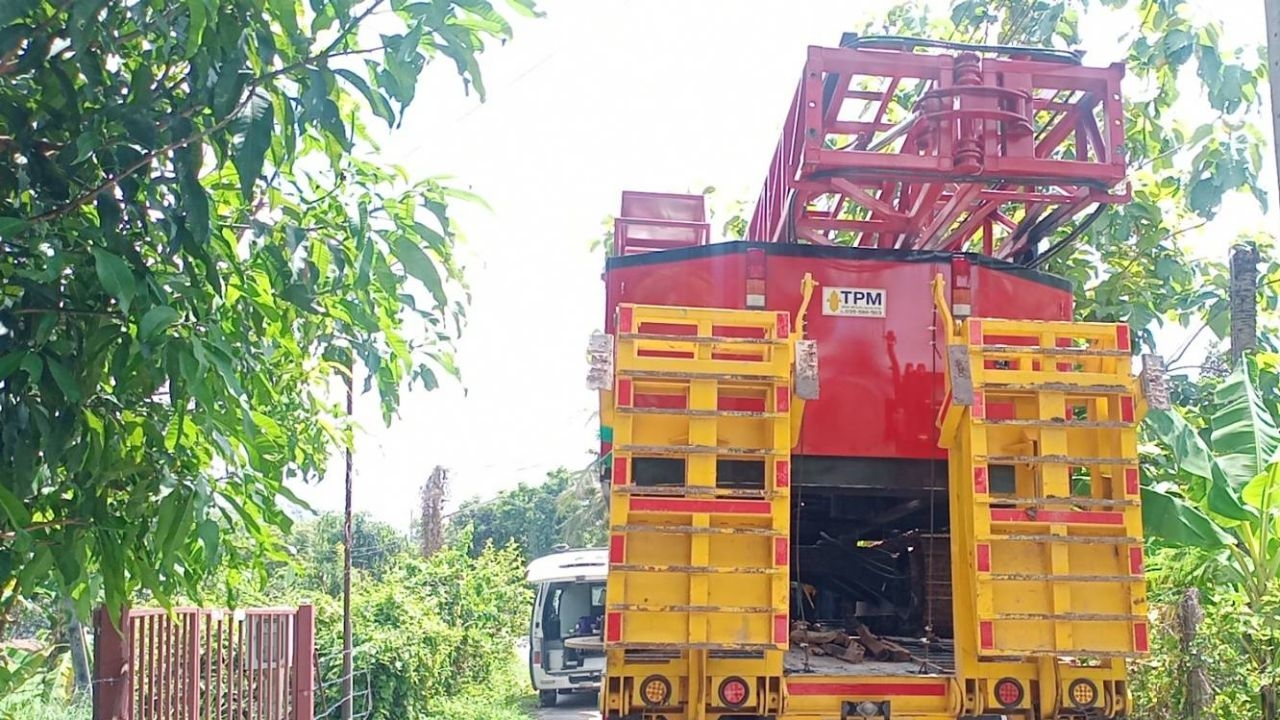 คนงานนั่งท้ายรถปั้นจั่นที่นครนายก โดนกิ่งมะม่วงริมถนนฟาด ร่วงตกลงมาตาย