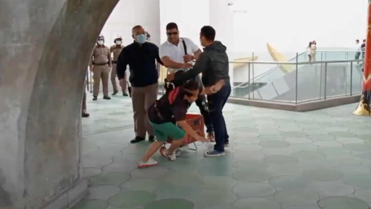 ด่วน เกิดเหตุชุลมุน "เค ร้อยล้าน" บุกตบ "ป้าเป้า" ล้มกับพื้น