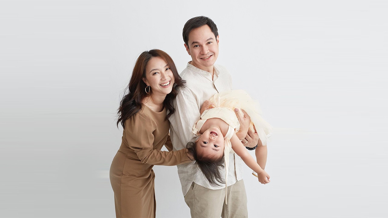 เปิดภาพครอบครัวนักร้องดังยุค 90 อ้อน-อัลเบิร์ท ยังสวยหล่อเหมือนเดิมเป๊ะ