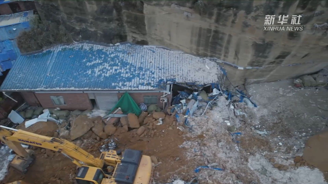 หินบนภูเขาพังหล่นลงมาทับบ้านคนที่จีน ดับ 5 ศพ กู้ภัยเร่งค้นหาผู้สูญหาย