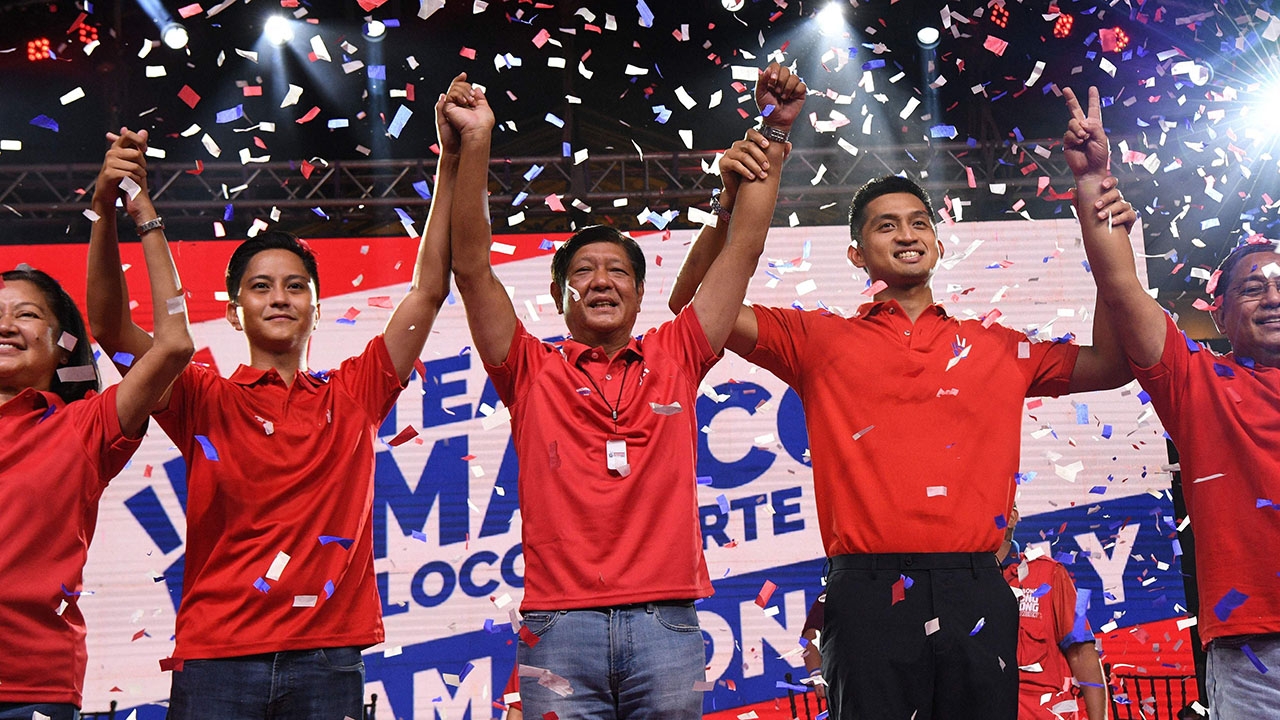 ทายาทมาร์กอสชนะแลนด์สไลด์ ใช้โซเชียลมีเดียพลิกประวัติศาสตร์