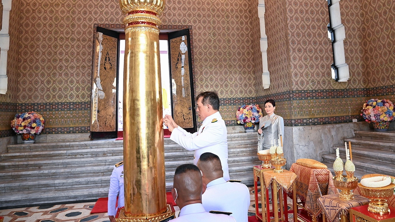 พระบาทสมเด็จพระเจ้าอยู่หัวและพระราชินีเสด็จบวงสรวงพระหลักเมือง