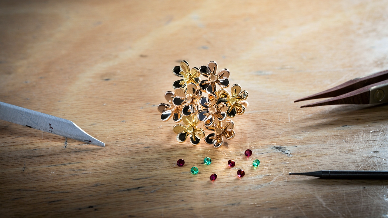 ความงดงามของพรรณพฤกษาสู่เครื่องประดับชั้นสูง