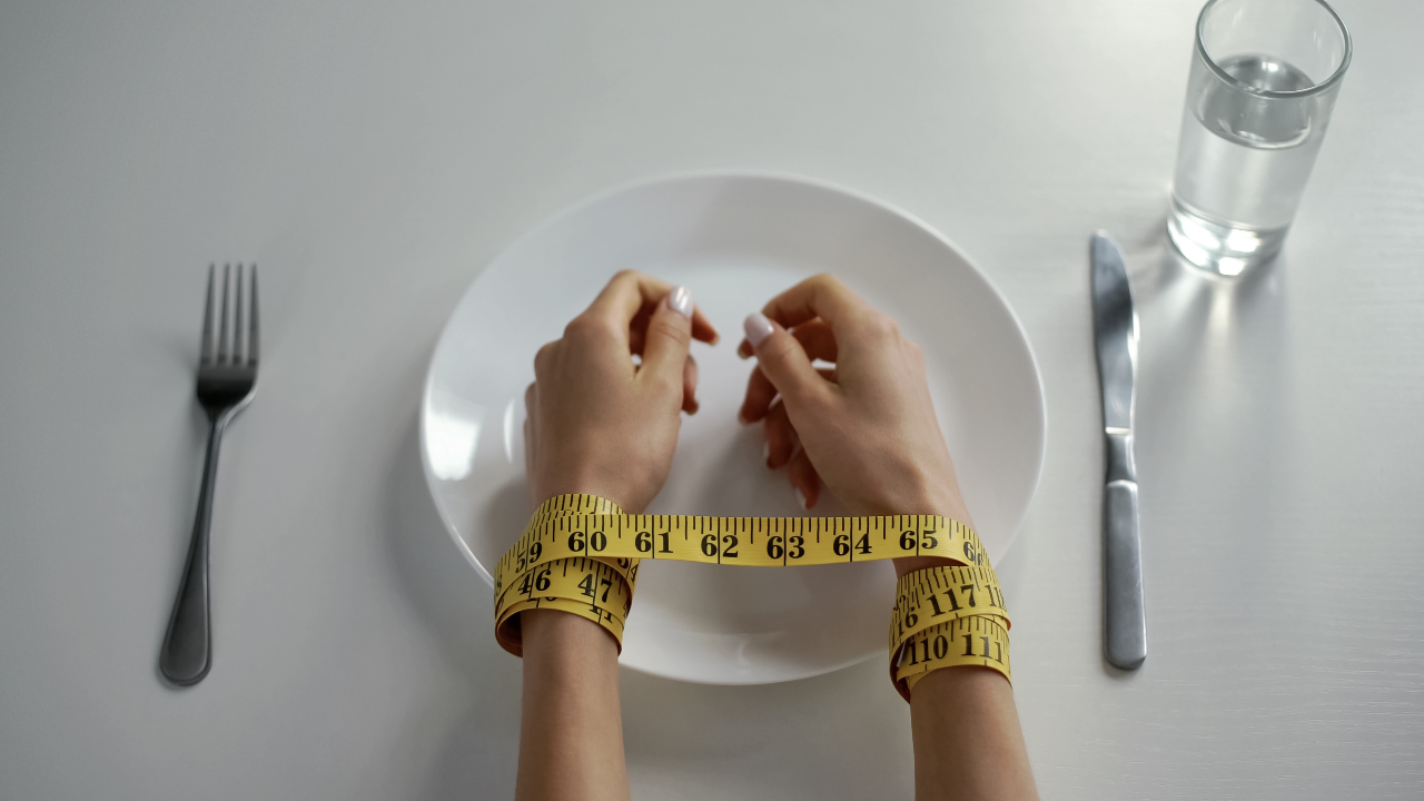 รู้จักโรคพฤติกรรมการกินผิดปกติ พร้อมสาเหตุ อาการ และผลข้างเคียง