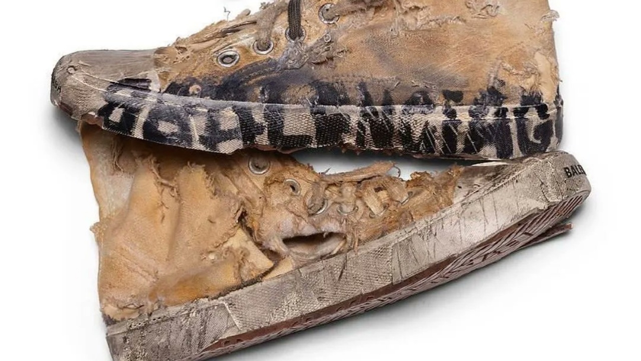 Balenciaga เปิดสั่งจอง Paris Sneaker ภายใต้แนวคิดสนีกเกอร์สภาพยับเยิน ผ่านการใช้อย่างสมบุกสมบัน