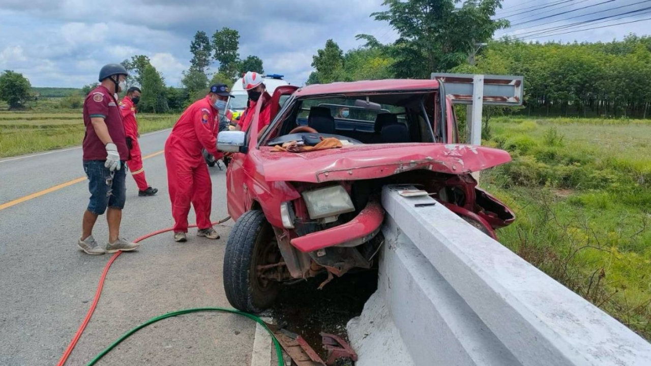 พระขับปิกอัพชนสะพาน มรณภาพคาผ้าเหลือง พบศพไม่คาดเข็มขัดนิรภัย 