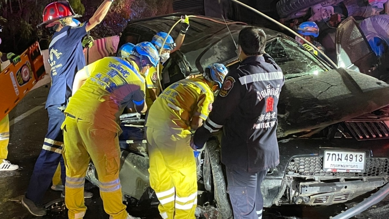 ส.ต.อ.191 ซิ่งปาเจโร่สปอร์ต เสยท้ายเทรลเลอร์ ถูกอัดก๊อบปี้ดับคาซากรถ