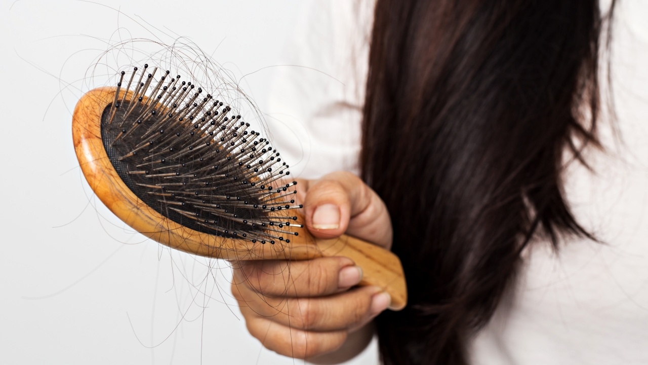 เช็กสาเหตุ "ภาวะผมร่วง" แนะนำข้อปฏิบัติ สำหรับผู้ป่วยที่มีปัญหาผมร่วงผิดปกติ