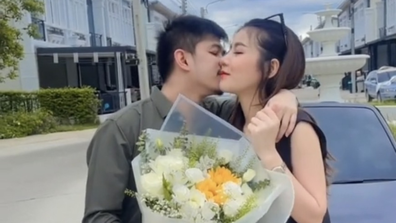 เนเงิน-ครูเบียร์ อวดของขวัญครบรอบ 1 ปีที่เจอกัน FC เชียร์แต่งงาน (คลิป)