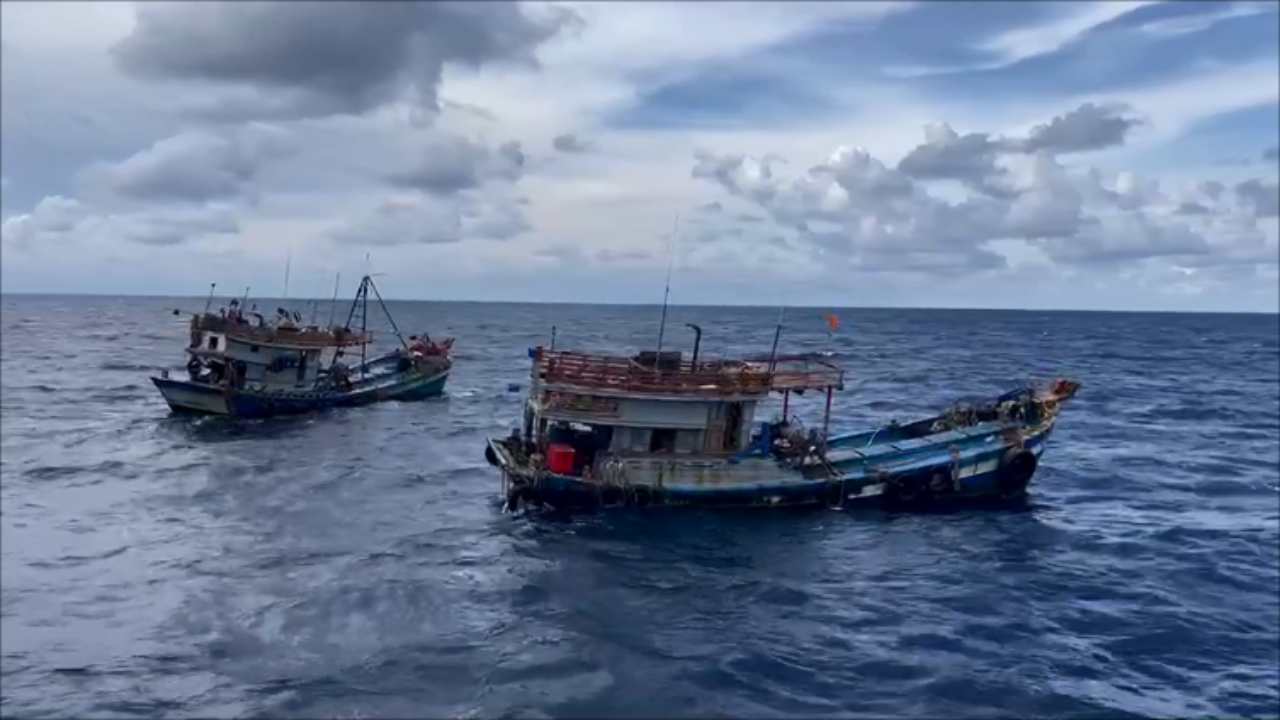 ทหารเรือ ศรชล.ภาค 2 จับเรือประมงเวียดนาม 2 ลำรุกล้ำจับสัตว์น้ำในทะเลไทย 