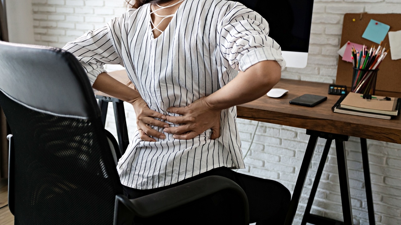 เช็กปัจจัยเสี่ยงภาวะ "หมอนรองกระดูกทับเส้นประสาท" แนะวิธีดูแลตัวเองเมื่อป่วย