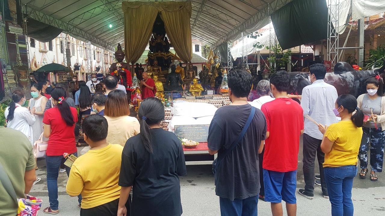 คอหวยร่วมพิธีอัญเชิญ "ท้าวเวสสุวรรณ" ประดิษฐานวัดดัง ไม่ลืมเลขเด็ดหางประทัด