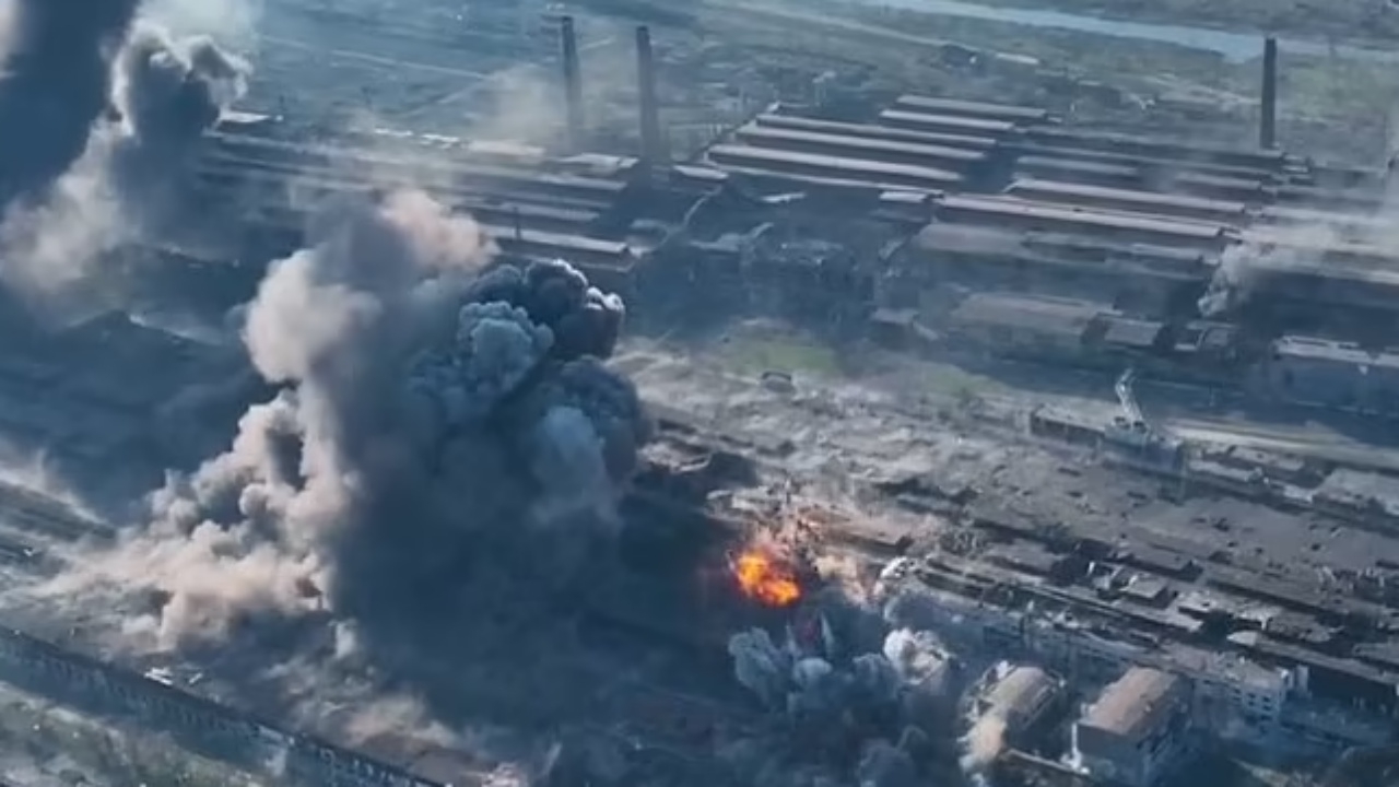 นาทีสุดโหด รัสเซียใช้หัวรบระเบิดสุญญากาศ ถล่มรง.เหล็กในมาริอูโปล  (คลิป)