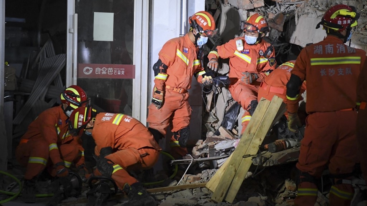 เหยื่อตึกถล่มจีนพุ่ง 26 ศพ พบหญิงรอดปาฏิหาริย์ติดใต้ซาก 6 วัน