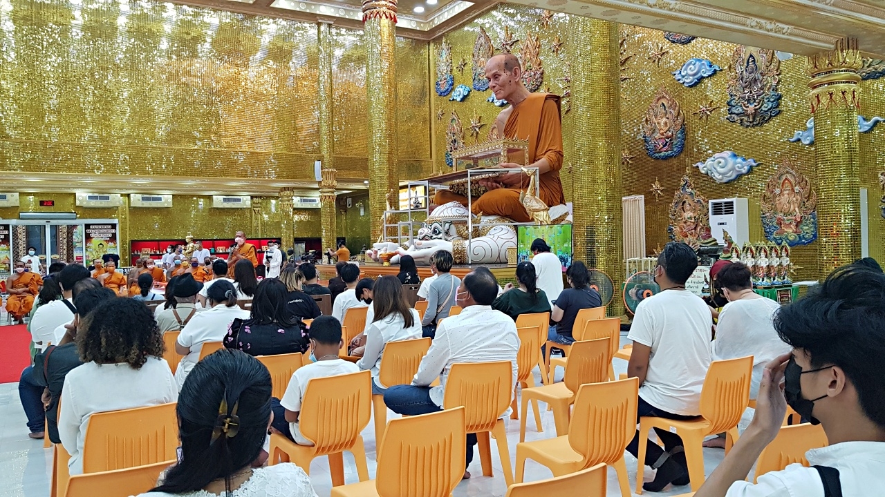 ลูกศิษย์ร่วมพิธี เปลี่ยนผ้าครอง "หลวงพ่อพูล" คอหวยไม่ลืมขอ เลขเด็ดงวดนี้