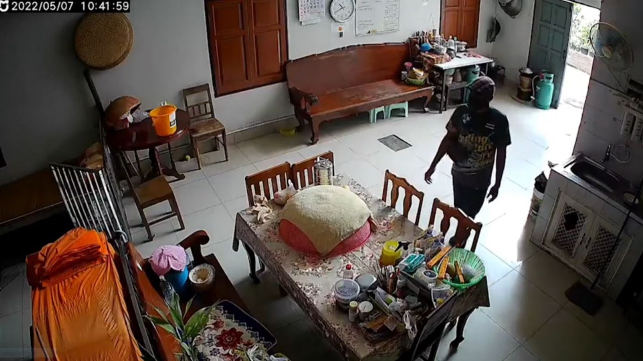 โจรหิวโซบุกกุฏิขโมยอาหารหมดโต๊ะ พระไม่มีฉันเพลก็ไม่โกรธแต่ขอบอกกันสักนิด