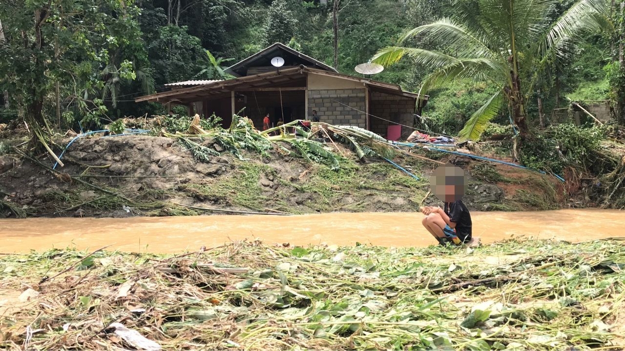 สุราษฎร์ฯท่วม 3 อำเภอ จนท.เร่งช่วยที่ อ.วิภาวดี น้ำป่าพัดบ้านพัง ถนนตัดขาด