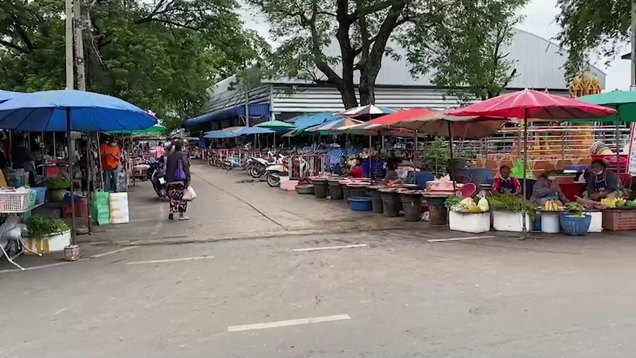 หนุ่มโปรยเงินแสนกลางตลาดสตึก ที่แท้ขโมยแม่มา ยายโร่แจ้งความ ตร.วอนขอคืน