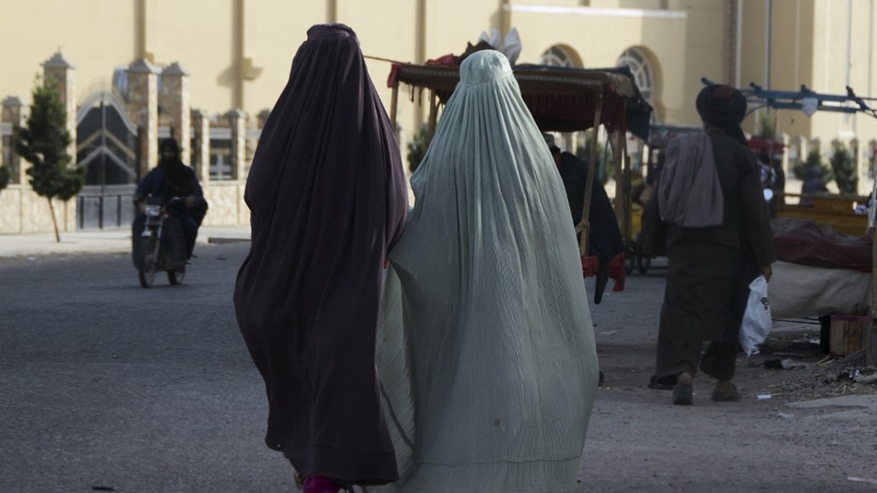 ตาลีบันสั่งผู้หญิงต้องสวมผ้าบูร์กาปิดหน้า ฝ่าฝืนผู้ปกครองโดนลงโทษ