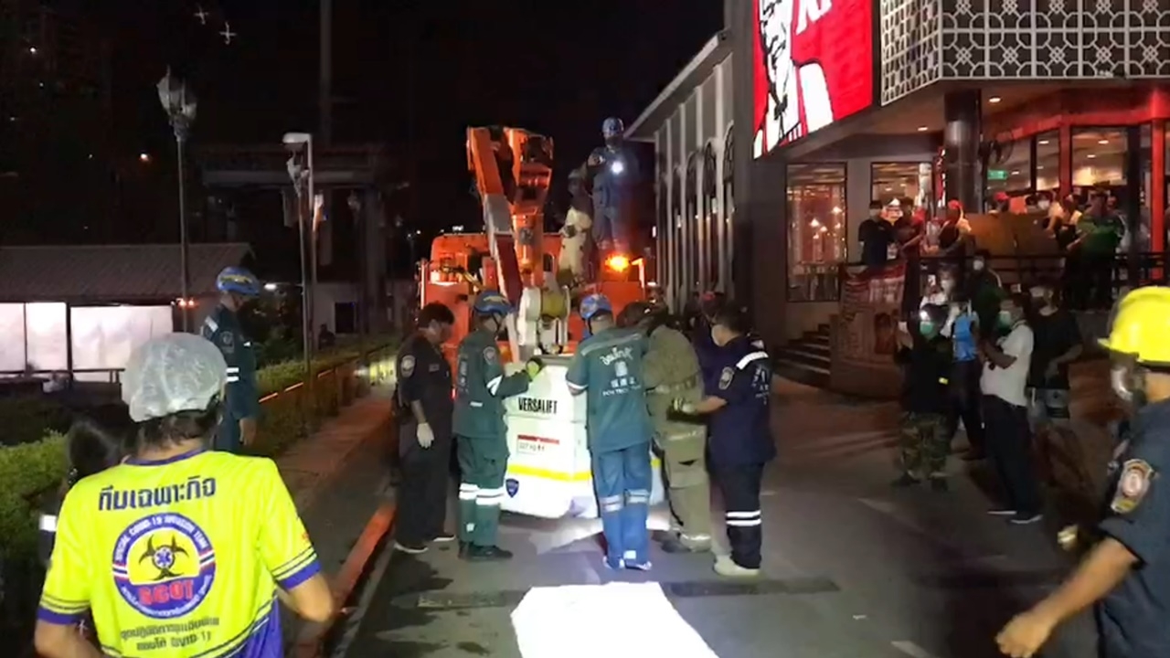 นายช่างขึ้นเสาไฟถอดอุปกรณ์ โดนไฟฟ้าดูดตัวไหม้ดับสลดคาเสา