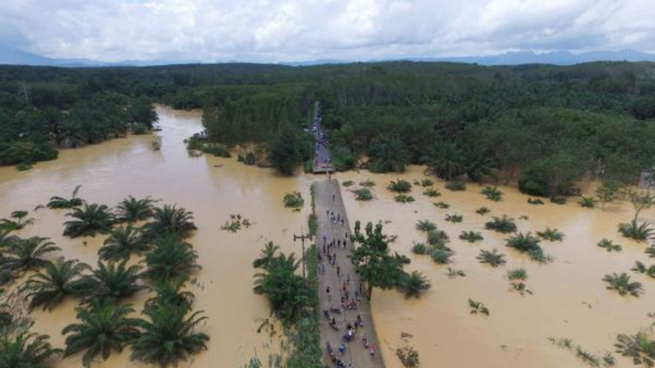 สภาพอากาศวันนี้ ไซโคลน "อัสนี" ทำทะเลปั่นป่วน ใต้อ่วมฝนถล่ม-ระวังท่วม