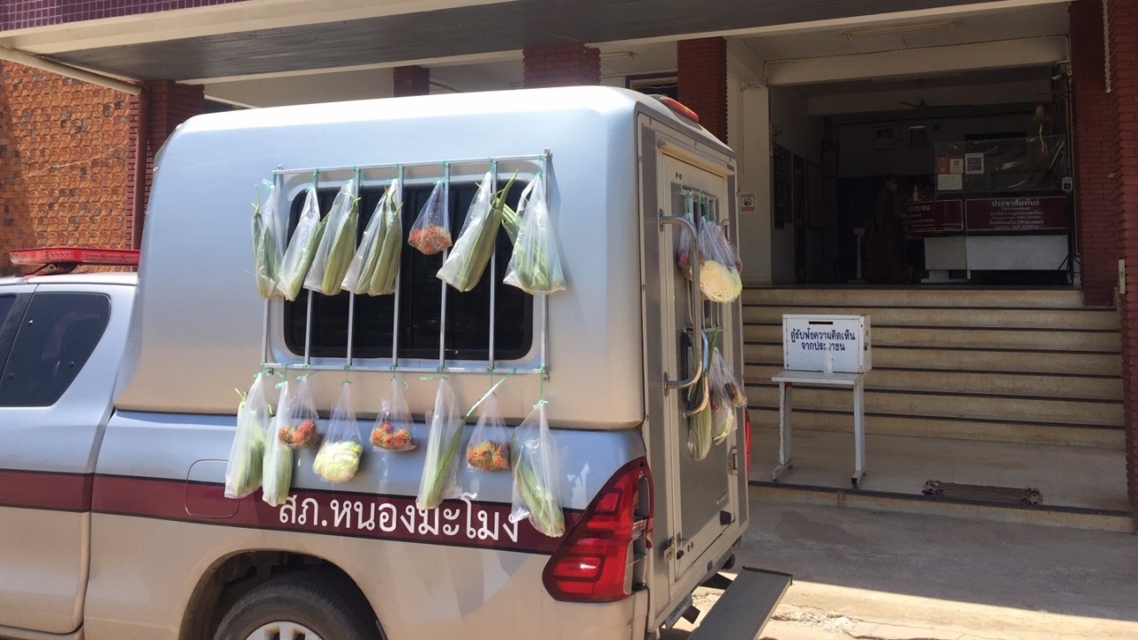 ตำรวจปิ๊งไอเดีย เปลี่ยนรถควบคุมผู้ต้องหา เป็นรถพุ่มพวง วิ่งแจกกับข้าว