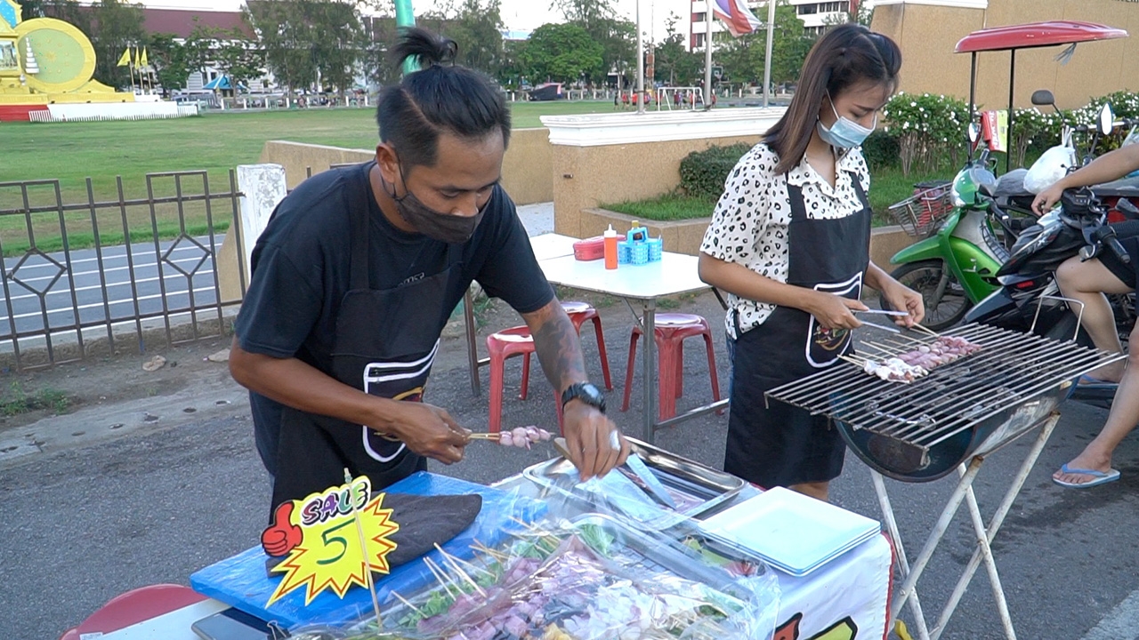 2 ผัวเมียนักร้องวงสตริงที่ชัยนาท โควิดระบาดทำตกงาน ทิ้งไมค์ขายหมึกย่าง