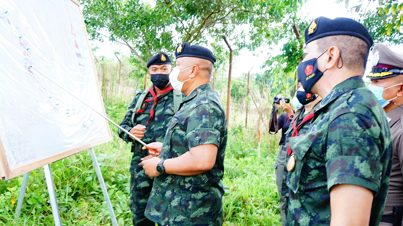มทภ.4-ผบ.พล.ร.5 เยี่ยมทหารปฏิบัติงานชายแดน ย้ำเฝ้าระวัง สกัดกั้นโควิด