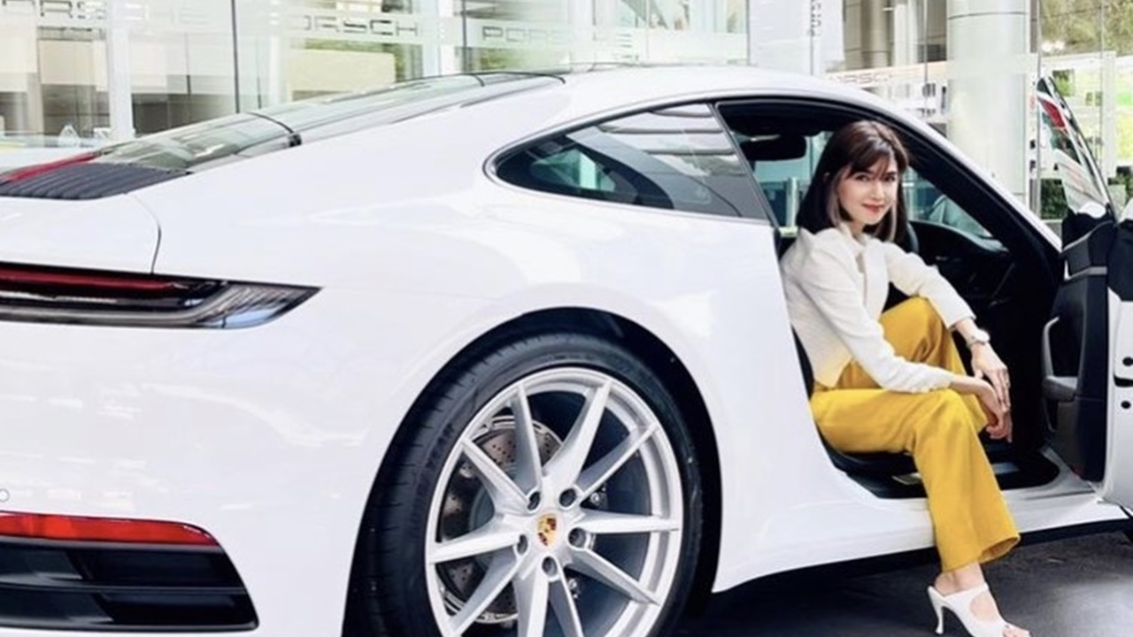 ทำตามฝันสำเร็จ โบว์ แวนด้า ถอยรถสปอร์ตป้ายแดงสุดหรู จากเงินน้ำพักน้ำแรง