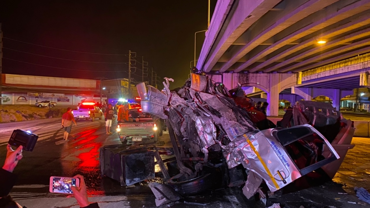 พัทลุง กระบะประสานงารถเทรลเลอร์ ดับ 2 ศพ เซ่นแยกวัดใจ สัญญาณไฟกะพริบ