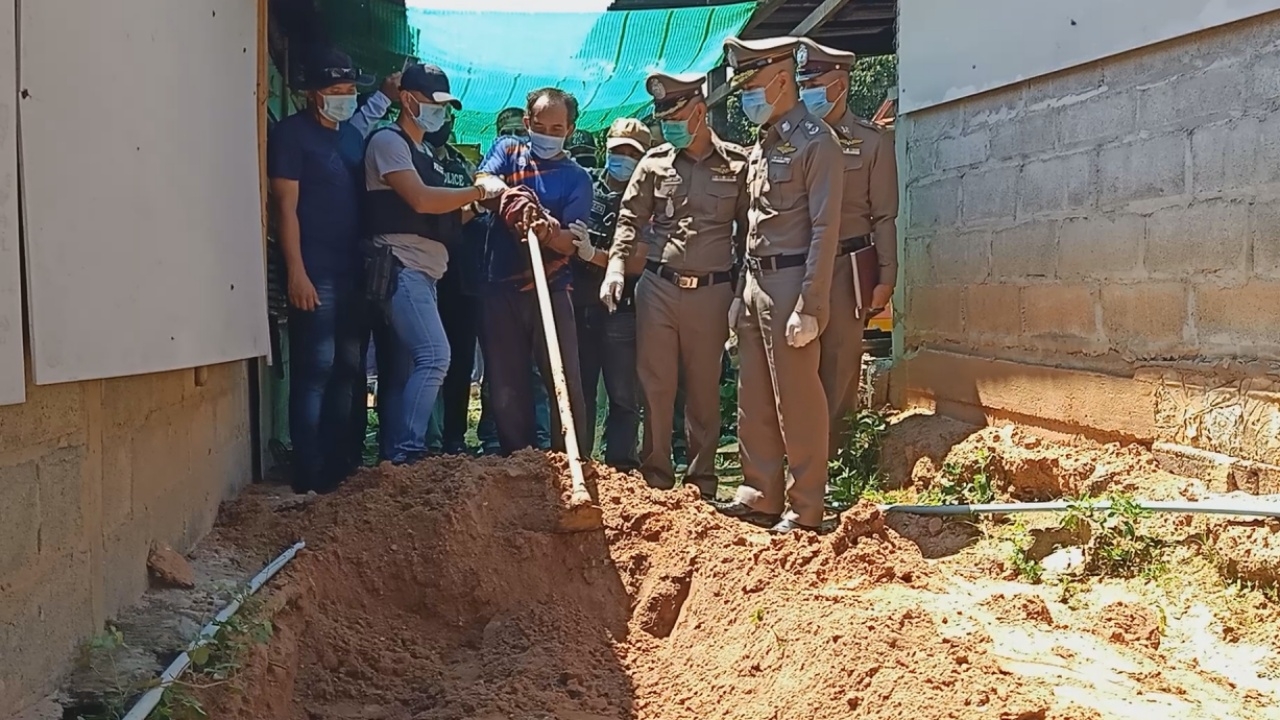 สลด ลูกชายหลอนยา กลัวพ่อแม่จะฆ่าควาย พังประตูฟันคอดับคาบ้าน 2 ศพ